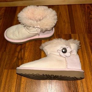 Ugg Poppy Mini Button Bailey in pale pink